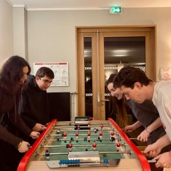 Jeunes jouent au babyfoot