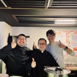 Frères et étudiant au service